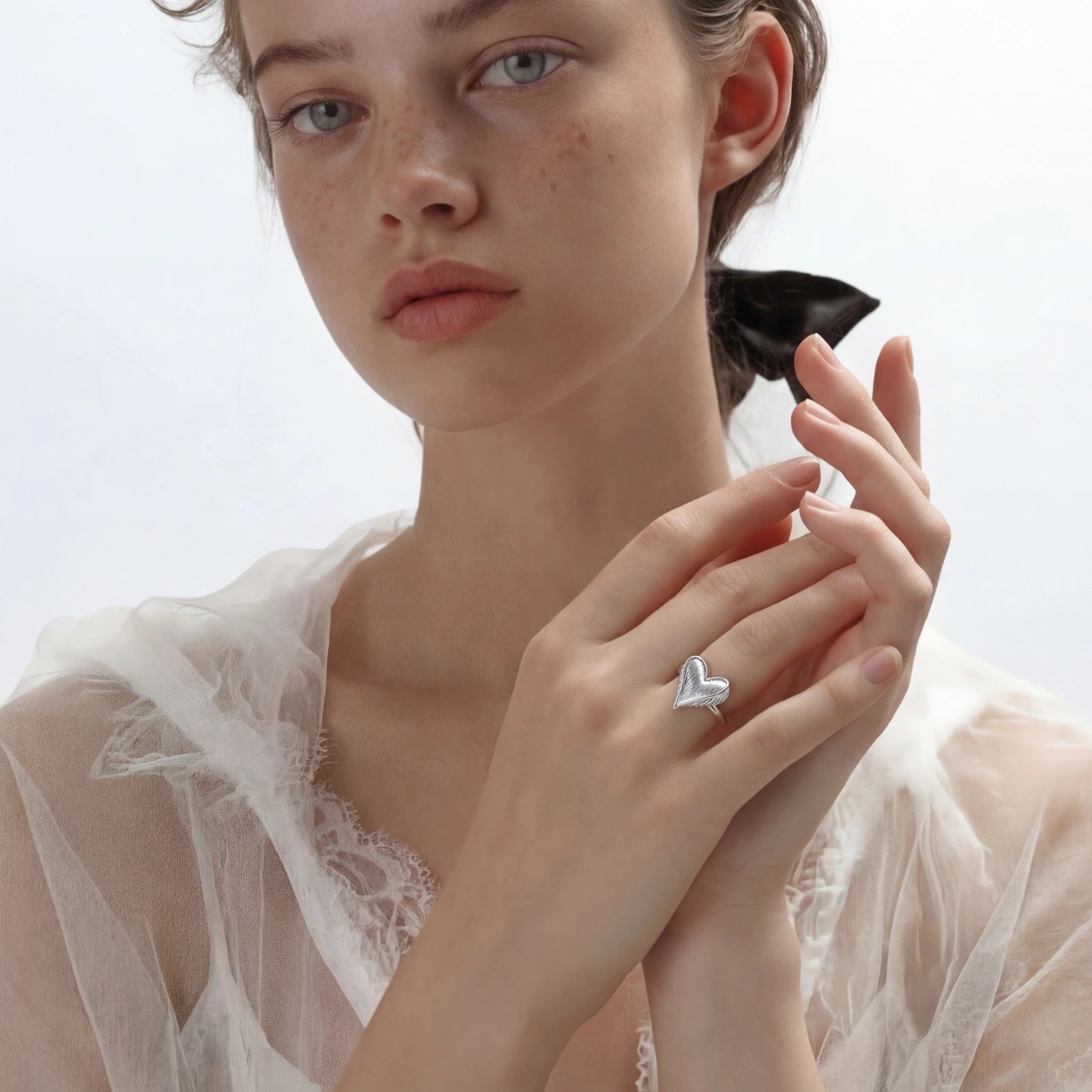 Feathered Heart Ring - HILO ROJO