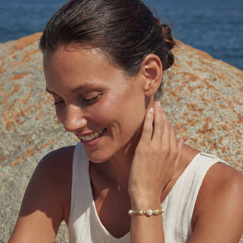 Golden Spiral Pearl Bracelet - HILO ROJO