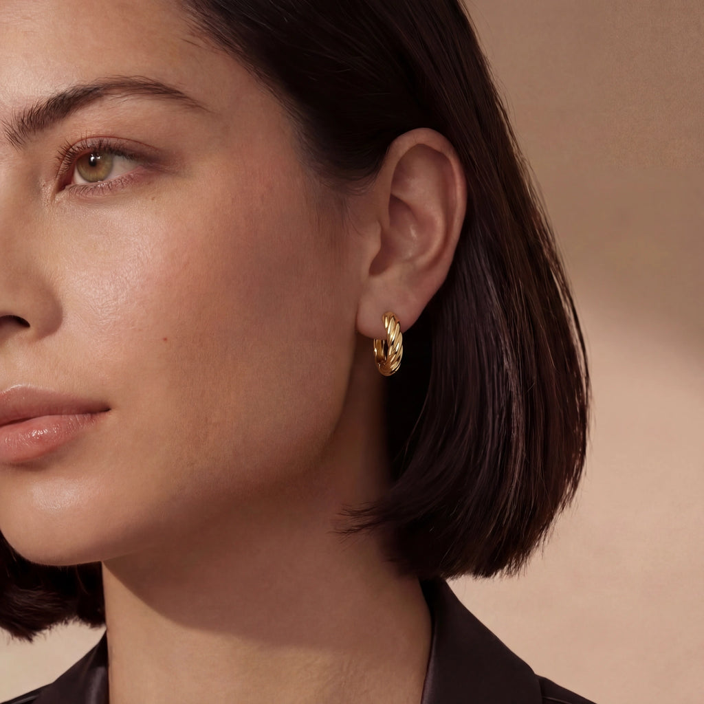 Twisted Gold Huggie Hoops - HILO ROJO