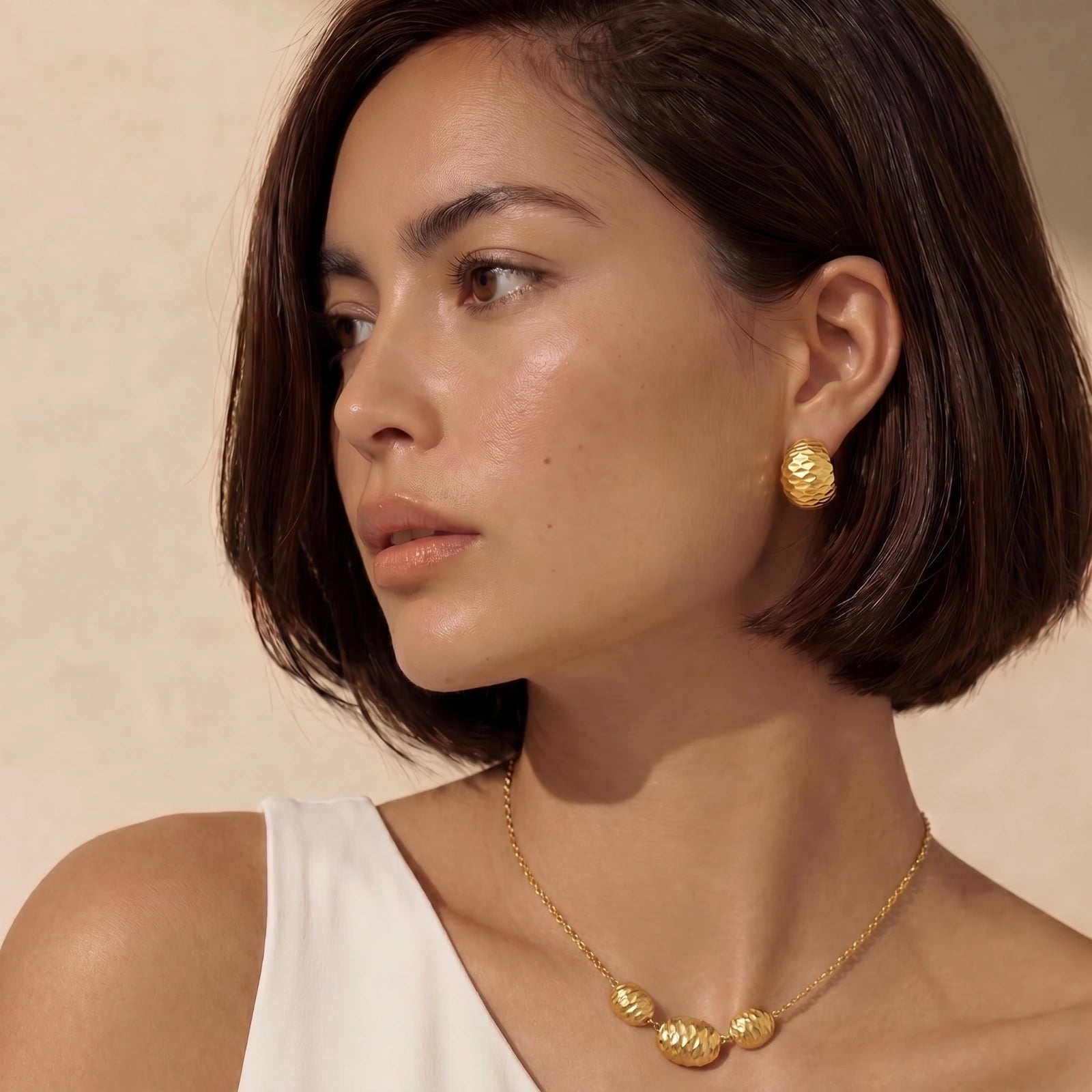 Hammered Gold Huggies - HILO ROJO