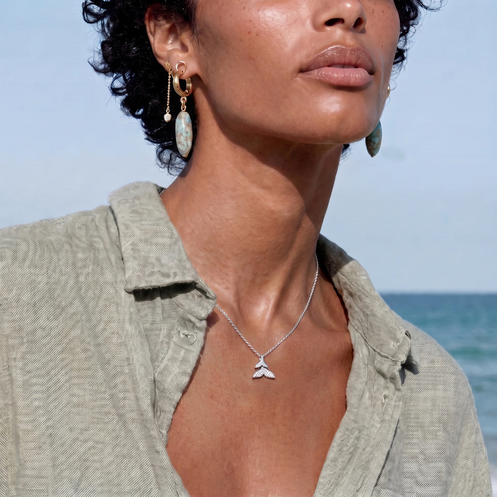 Whale Tail Crystal Necklace - HILO ROJO