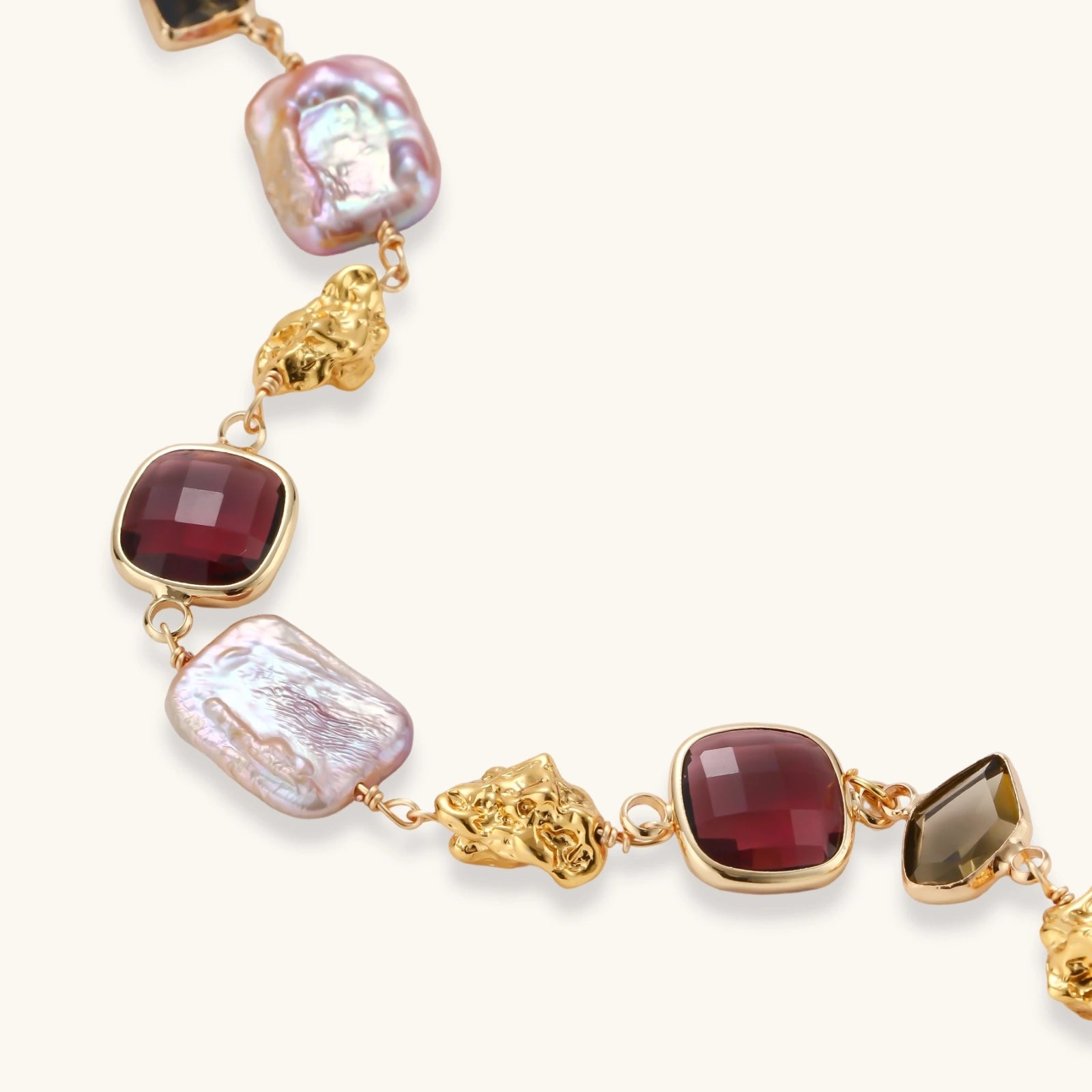 Royal Charm Bracelet - HILO ROJO